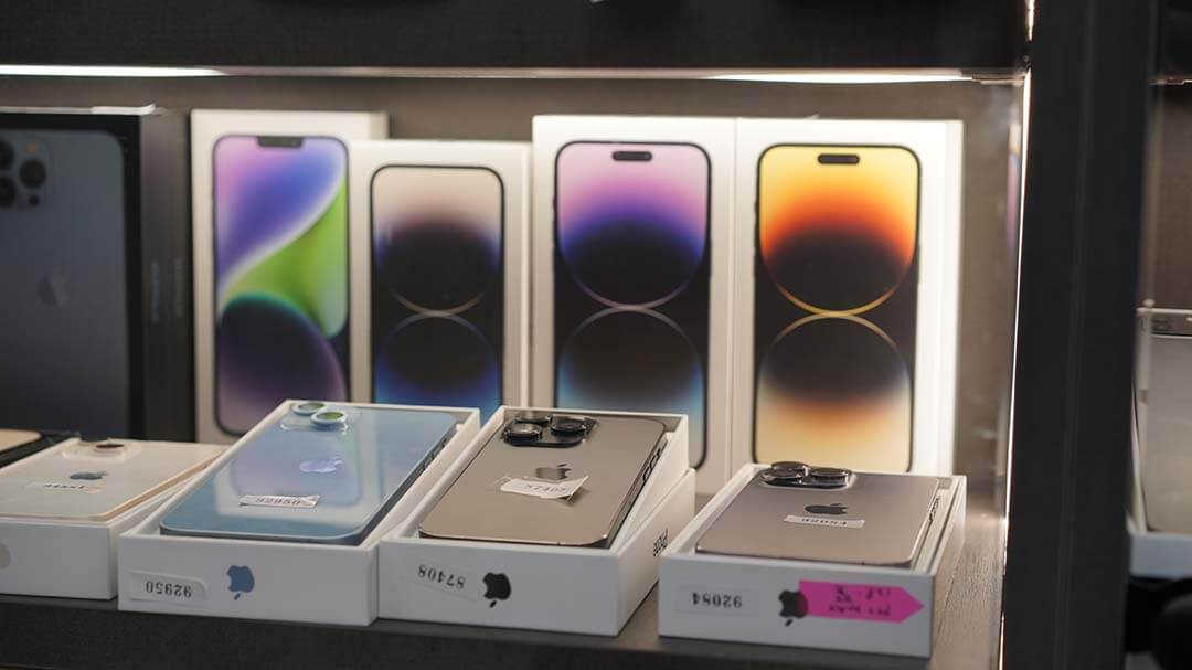 高階iPhone二手機展示照｜盒裝完整、外觀如新，現場可選購或了解估價參考